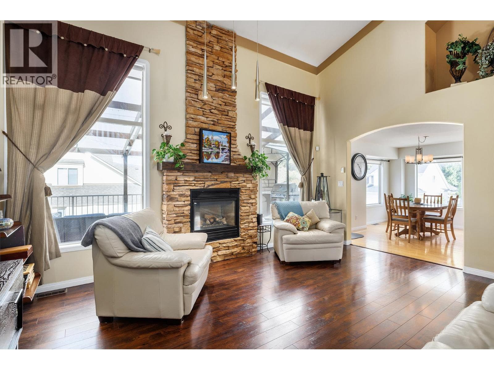 2212 Chilcotin Crescent photo 3