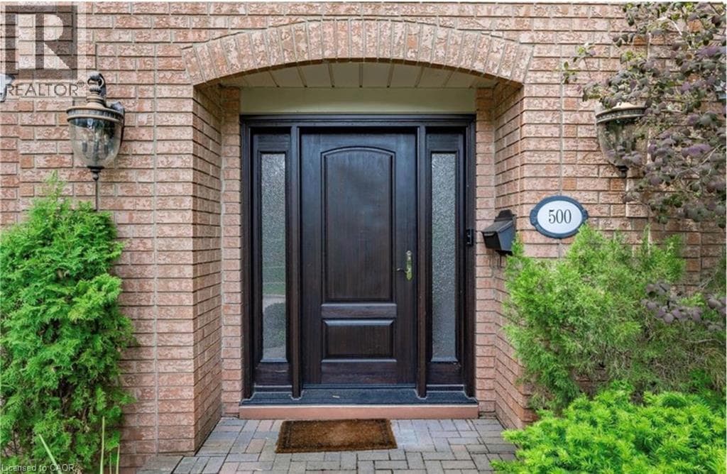 500 BLENHEIM Crescent photo 3