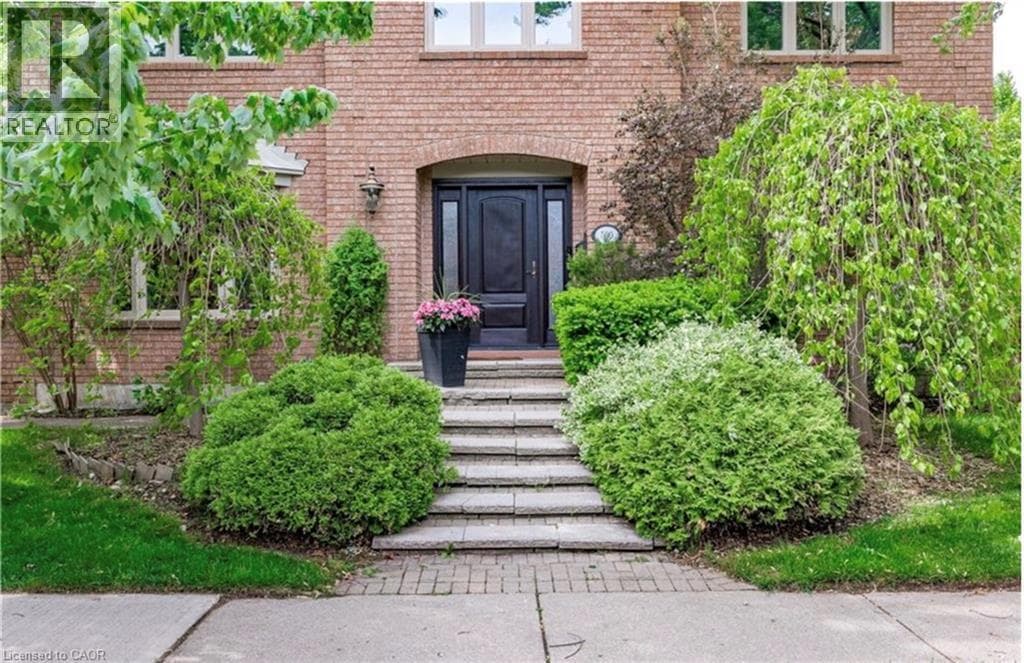 500 BLENHEIM Crescent photo 4