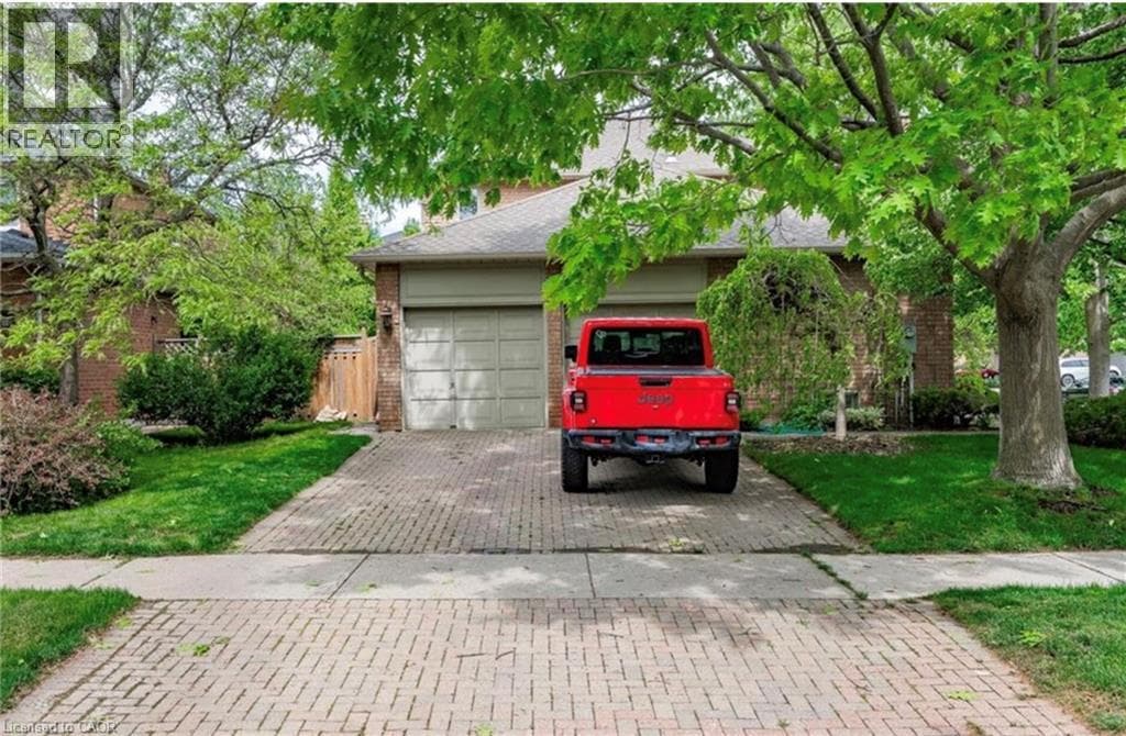 500 BLENHEIM Crescent photo 5