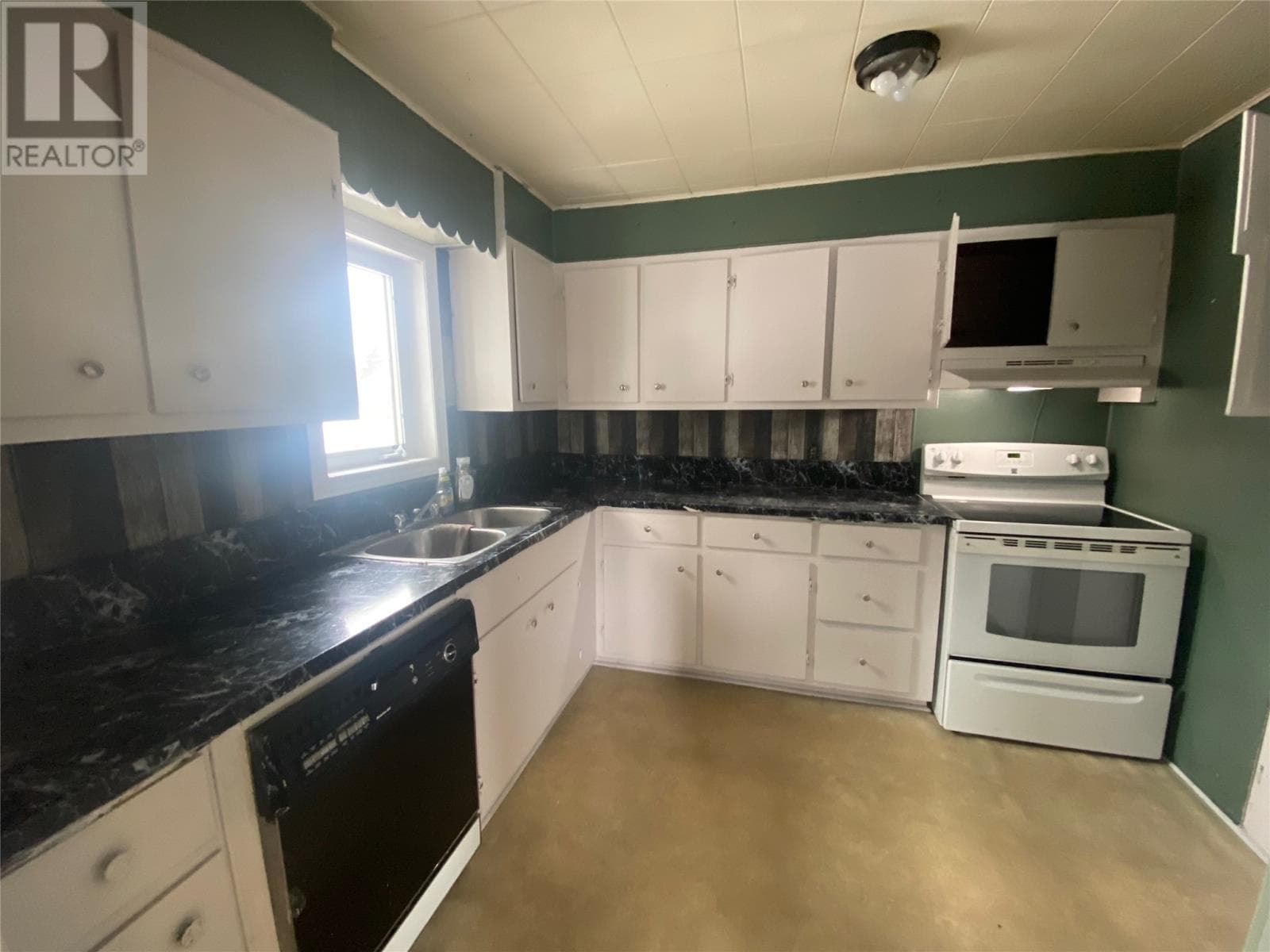 80 CORNWALL Heights photo 4