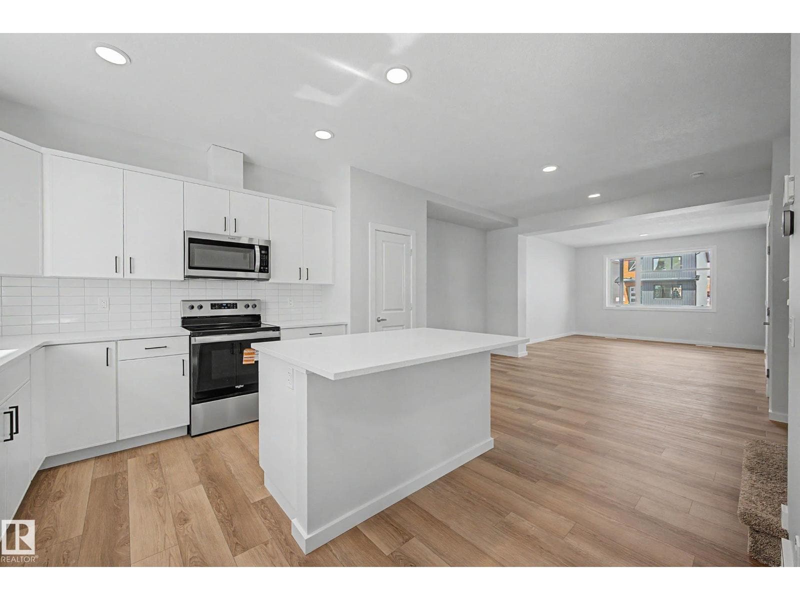 21203 25 AV NW photo 2