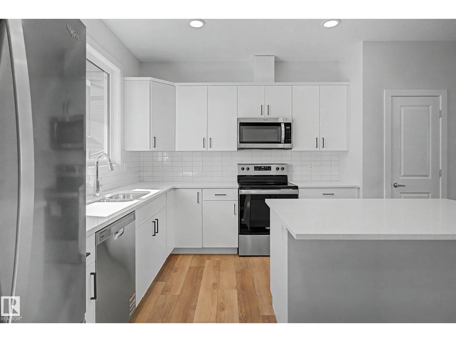 21203 25 AV NW photo 3