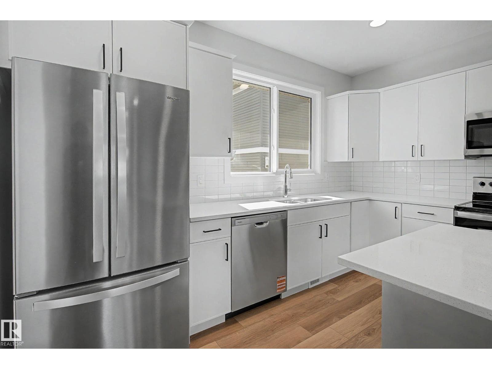 21203 25 AV NW photo 4
