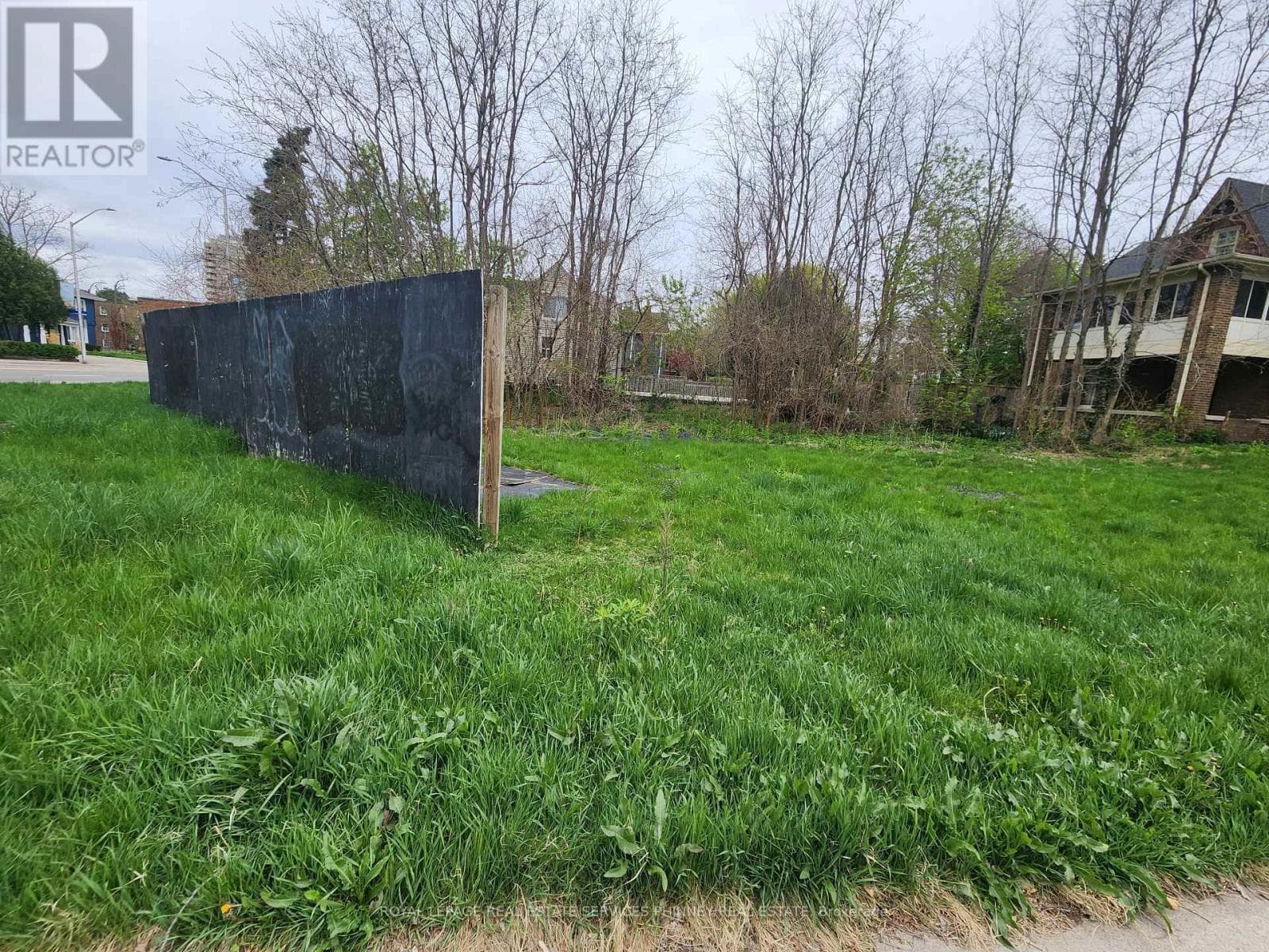685 BRANT STREET photo 2