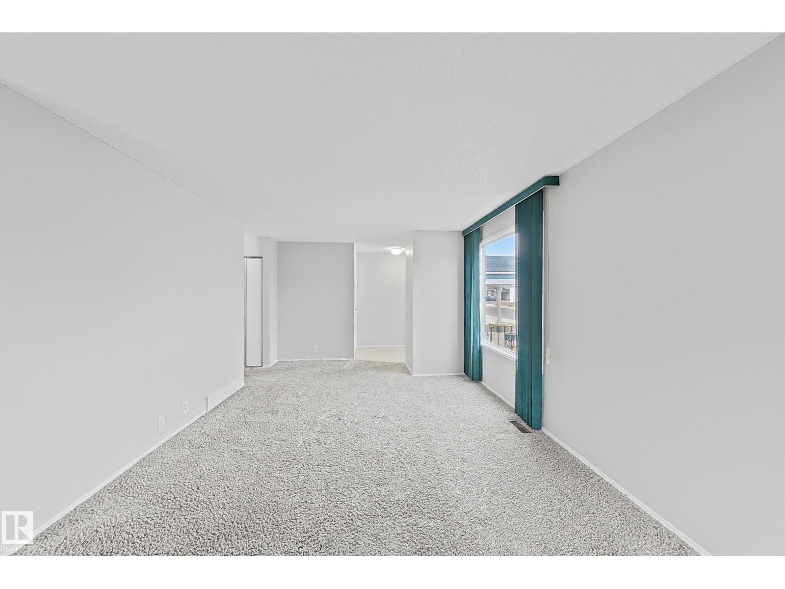 5514 93A AV NW photo 4