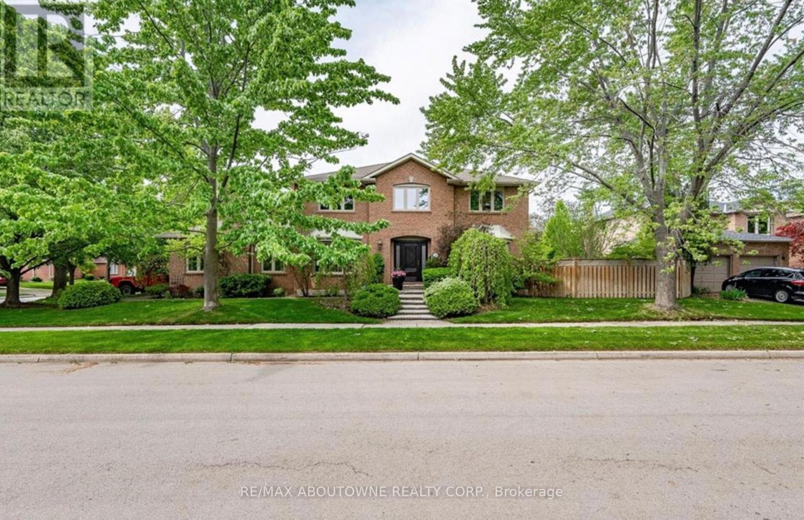 500 BLENHEIM CRESCENT photo 2