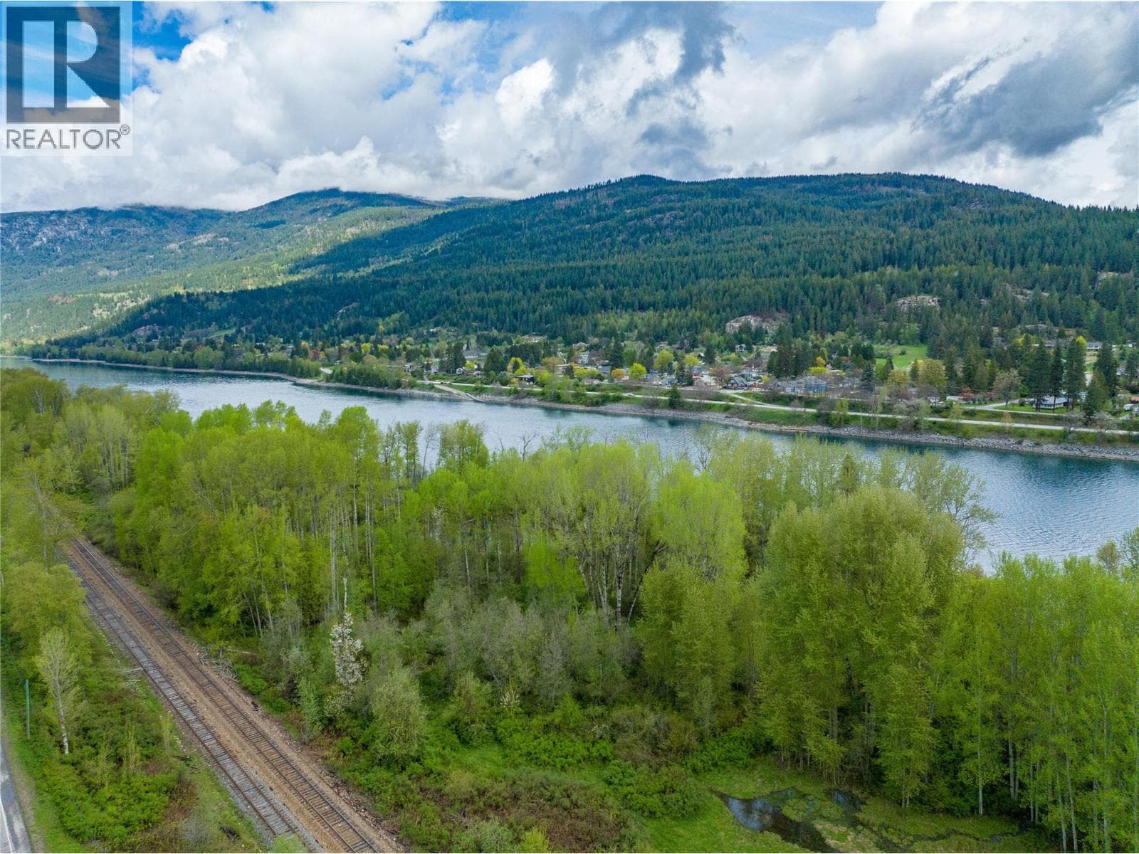 1601 ARROW LAKES Drive photo 3