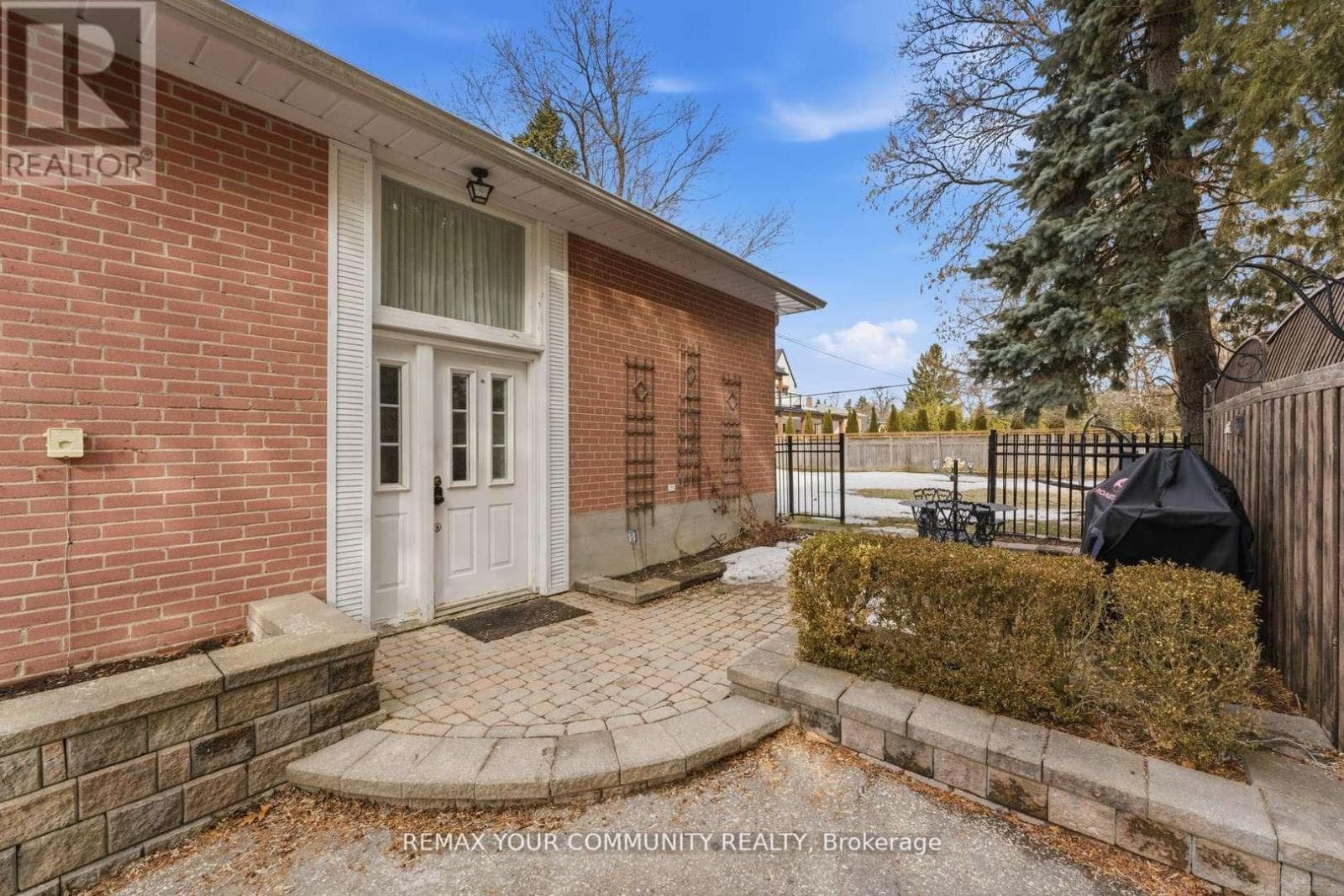 154 HOLLINGSWORTH DRIVE photo 2
