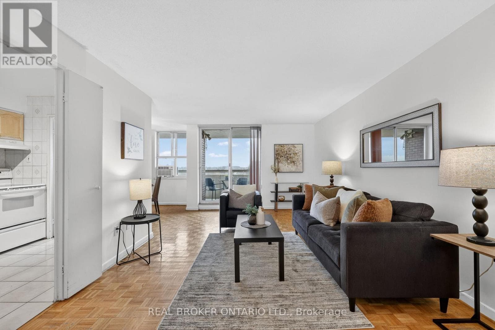 901 - 80 INVERLOCHY BOULEVARD photo 2