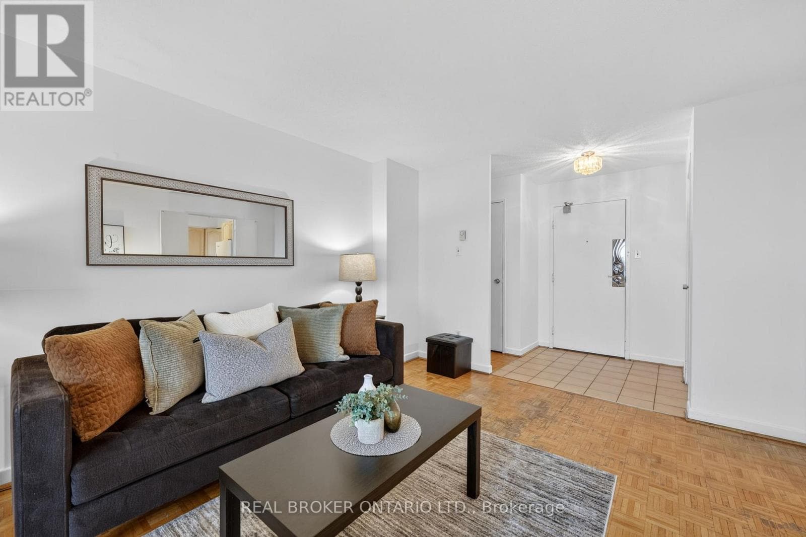 901 - 80 INVERLOCHY BOULEVARD photo 3