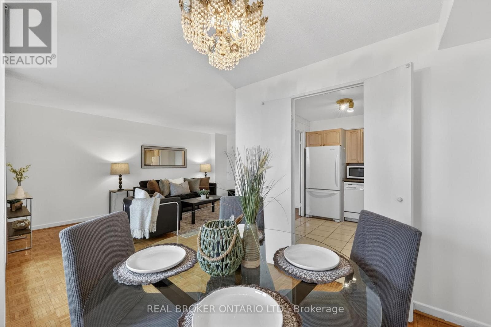 901 - 80 INVERLOCHY BOULEVARD photo 4