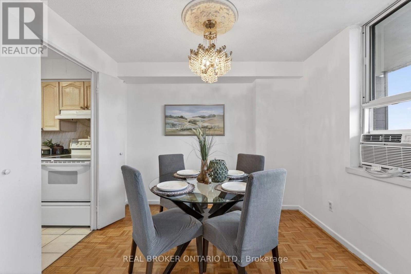 901 - 80 INVERLOCHY BOULEVARD photo 5