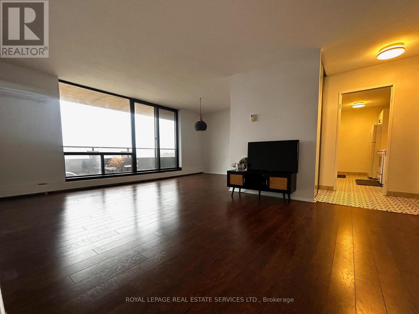 905 - 2929 AQUITAINE AVENUE photo 5