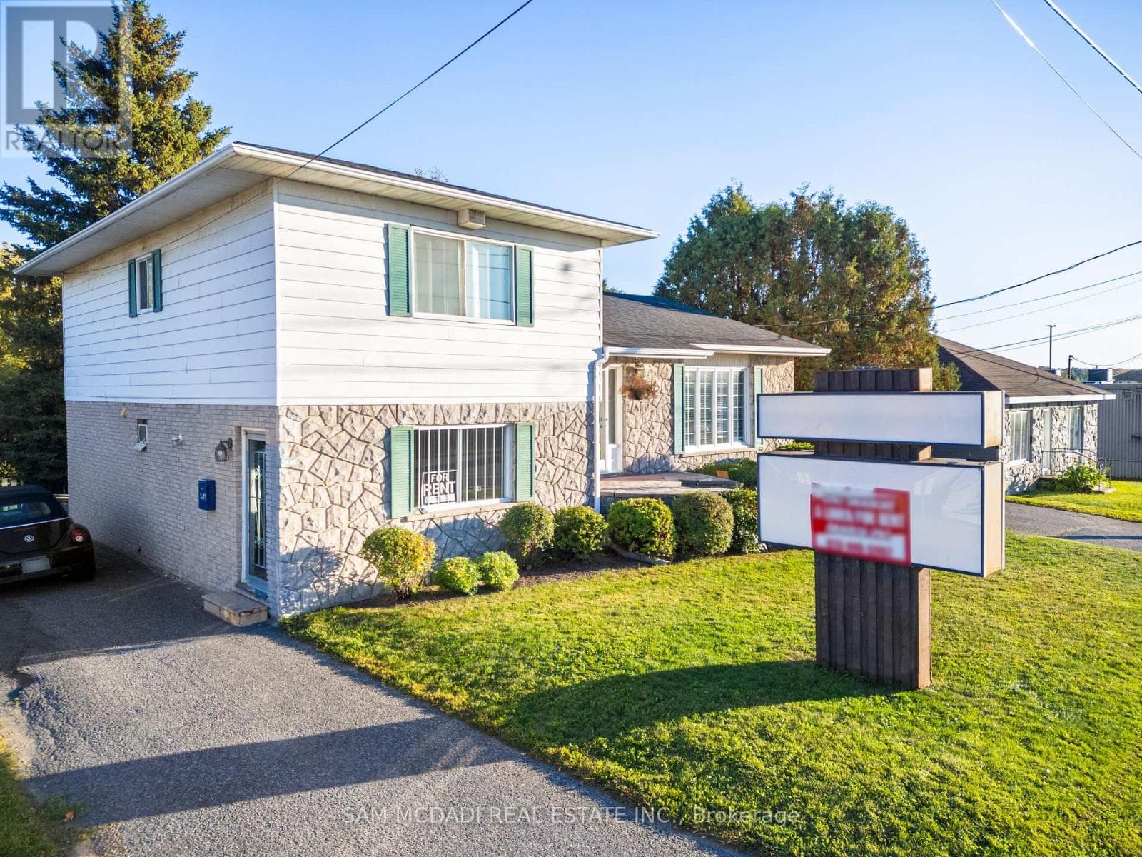 2705 LAURIER STREET photo 3