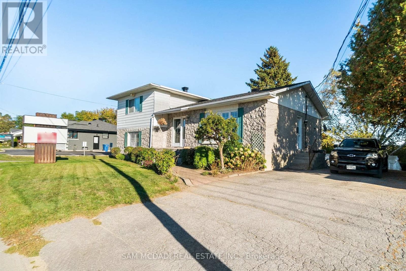 2705 LAURIER STREET photo 5