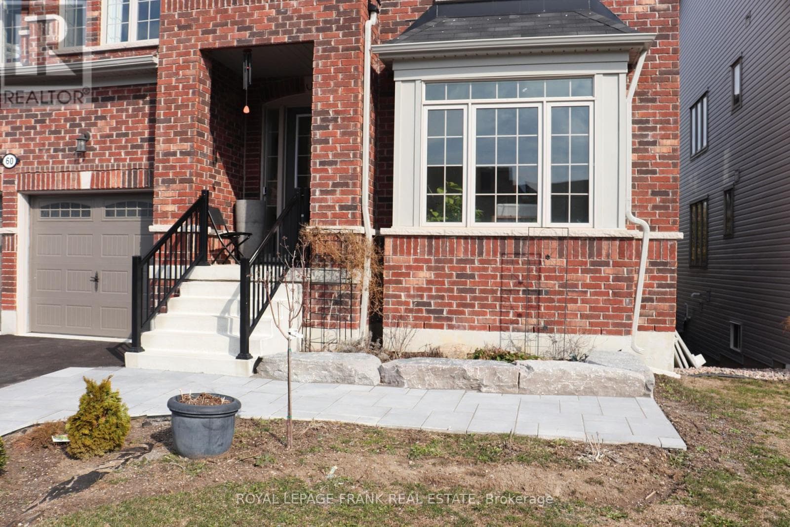 60 HENNESSEY CRESCENT photo 4