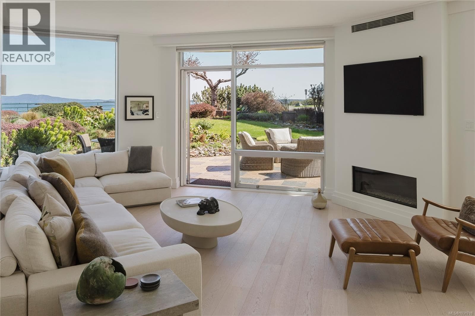 104 1284 Beach Dr photo 3