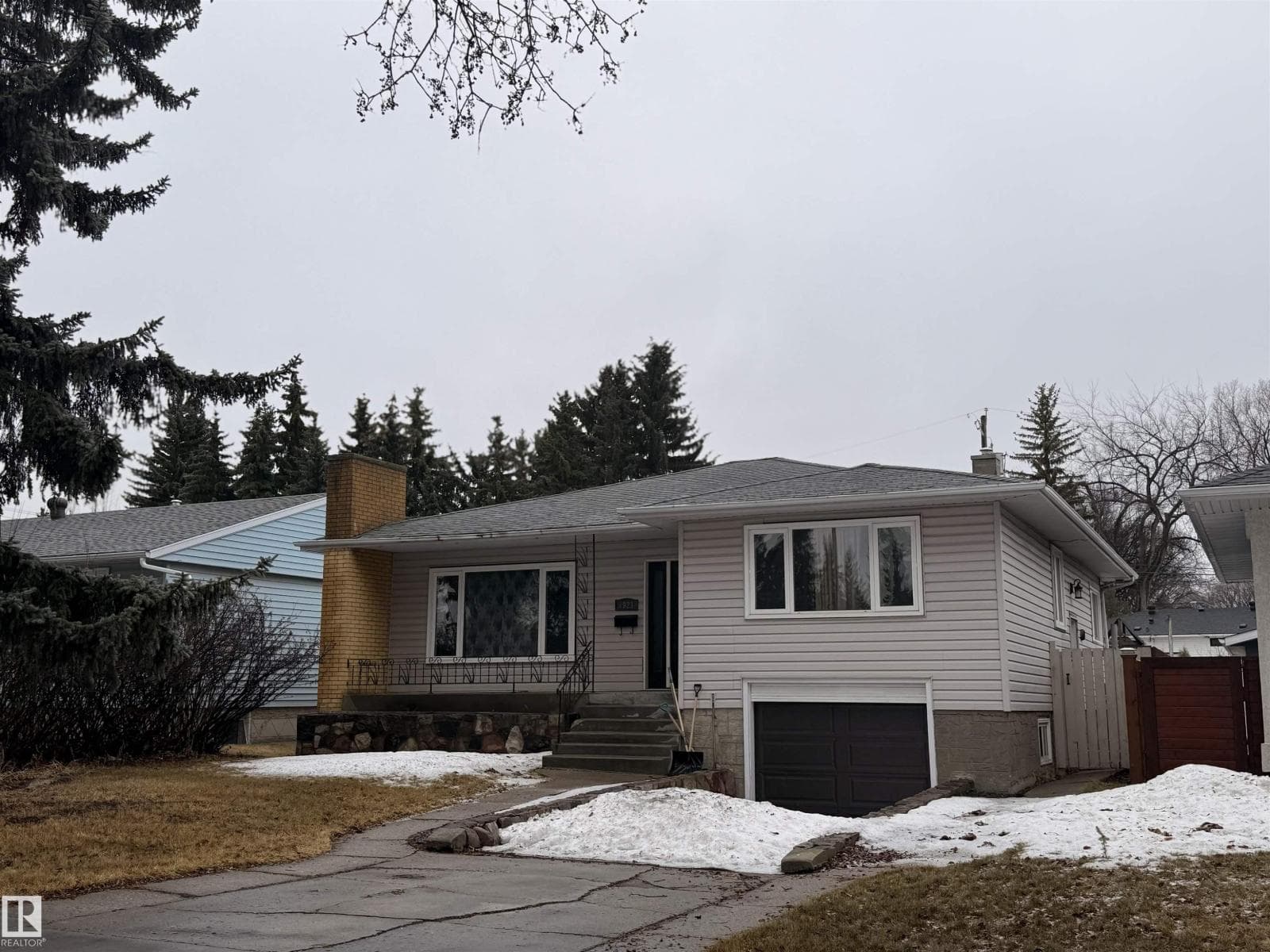 7921 97 AV NW photo 3