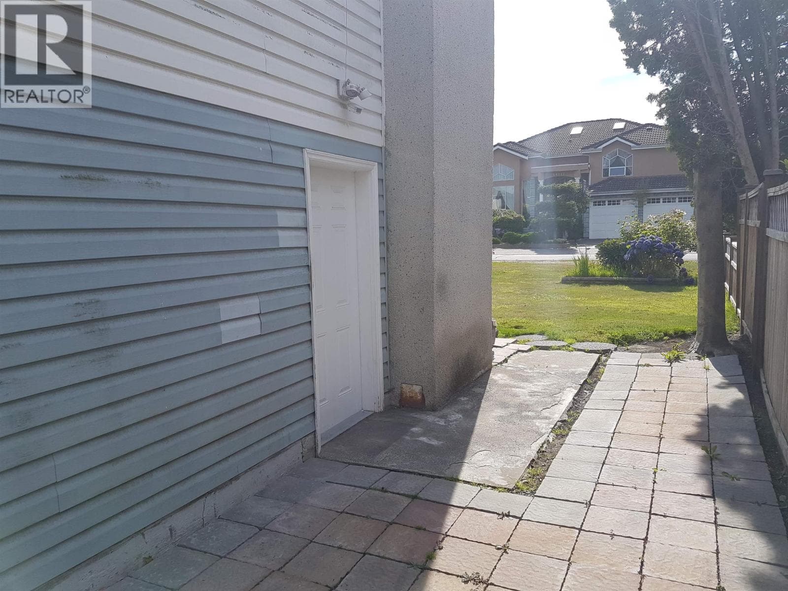 10120 AINTREE CRESCENT photo 4