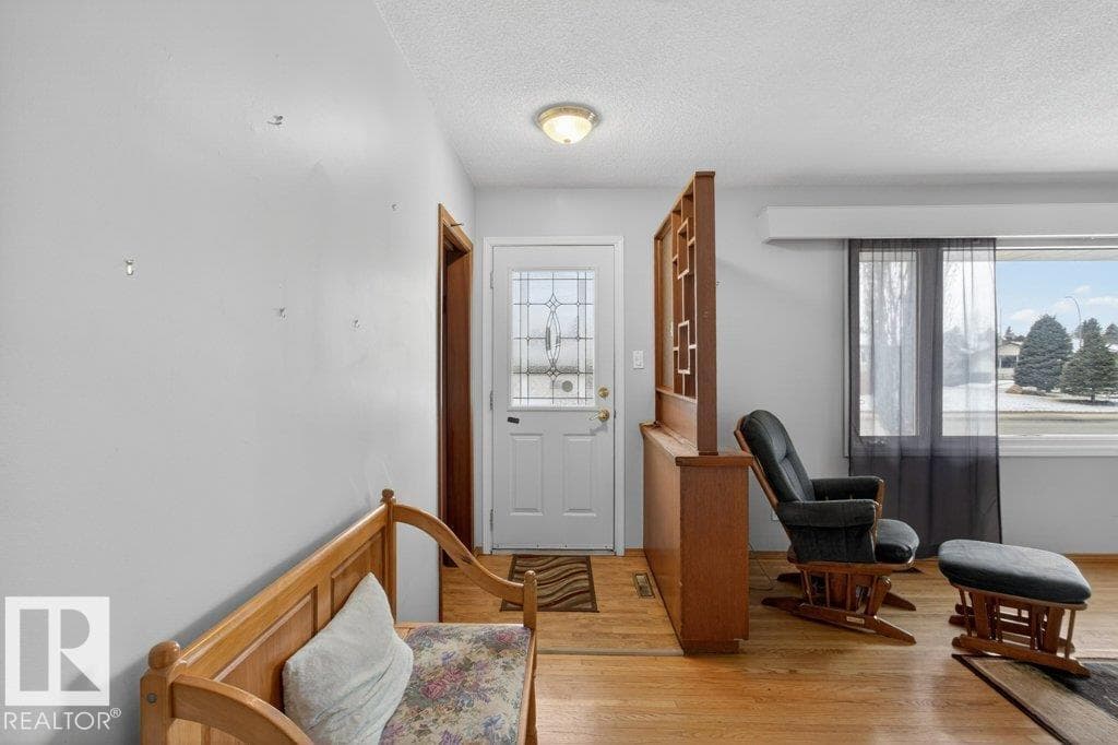 5216 89 AV NW photo 4