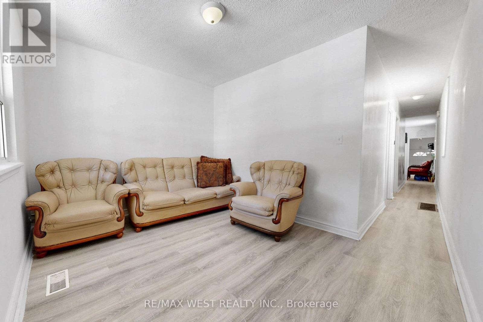 538 MCROBERTS AVENUE photo 3