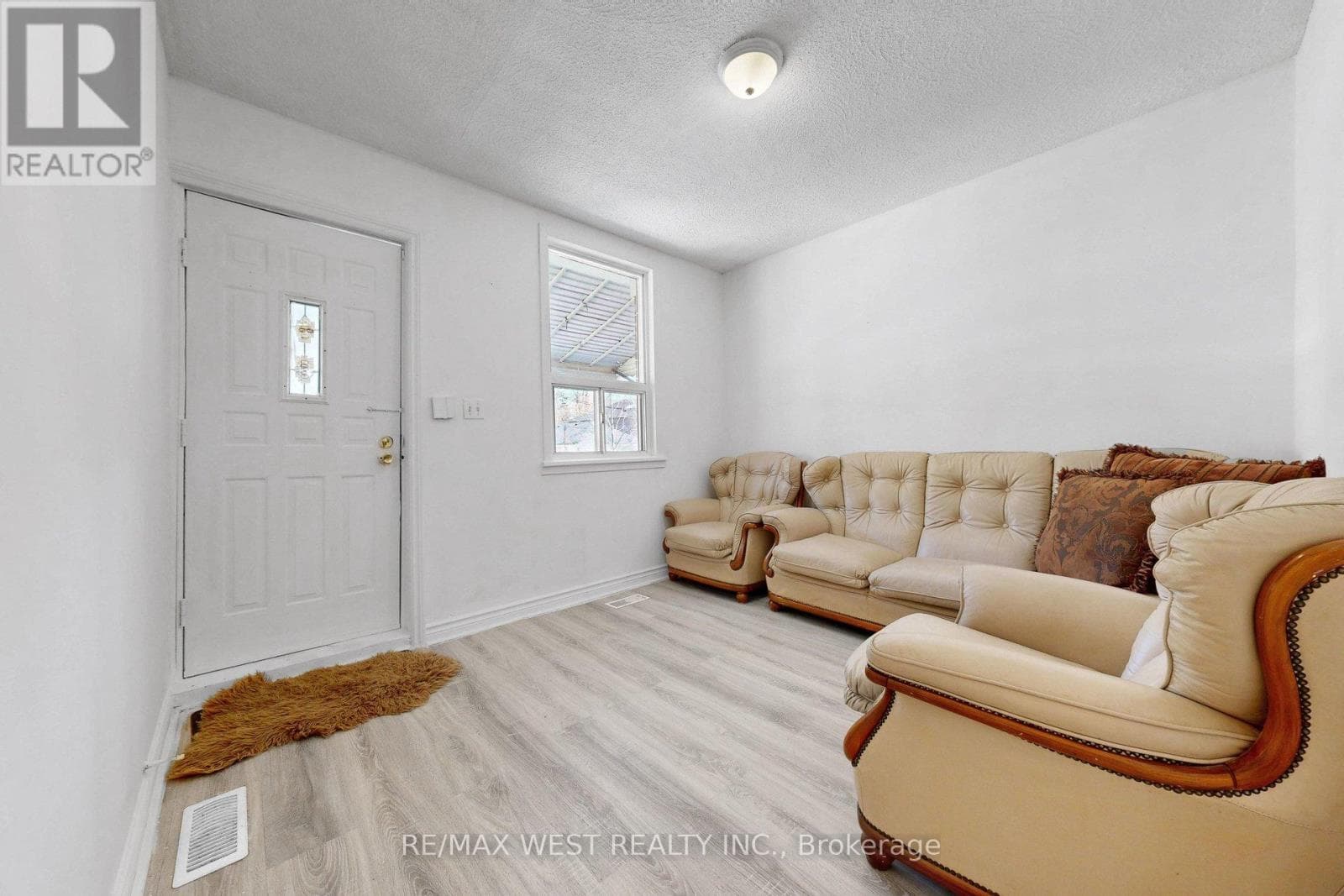 538 MCROBERTS AVENUE photo 4