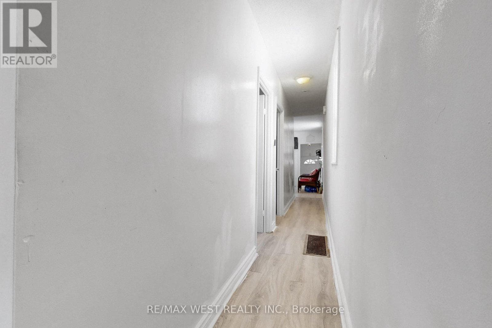 538 MCROBERTS AVENUE photo 5
