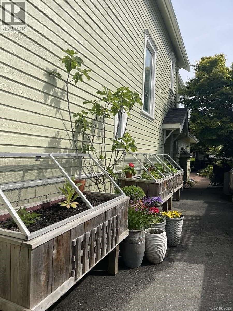 485 Head St photo 3