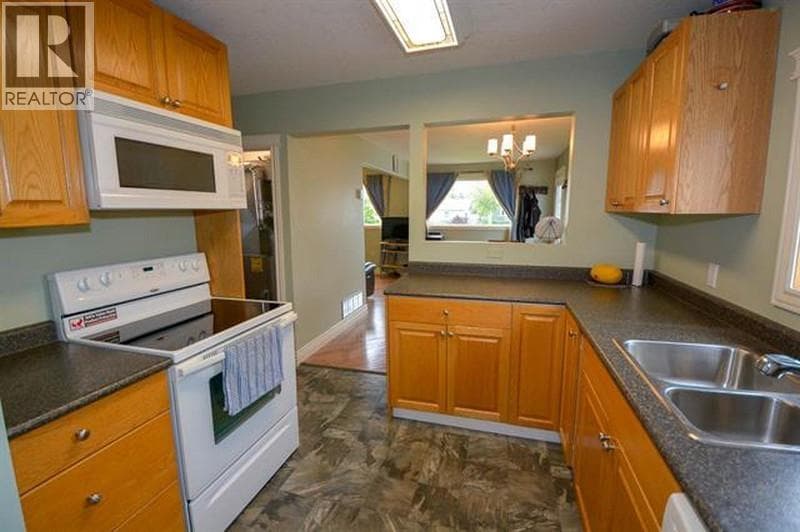 9223 106 AVENUE photo 4