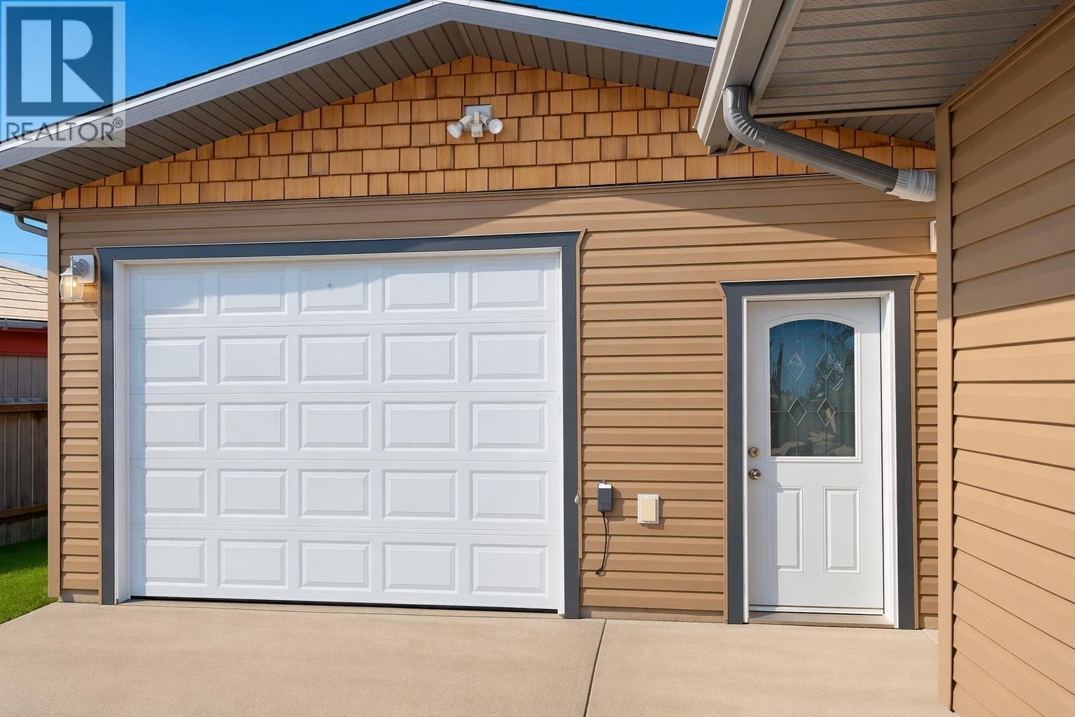 9223 106 AVENUE photo 2