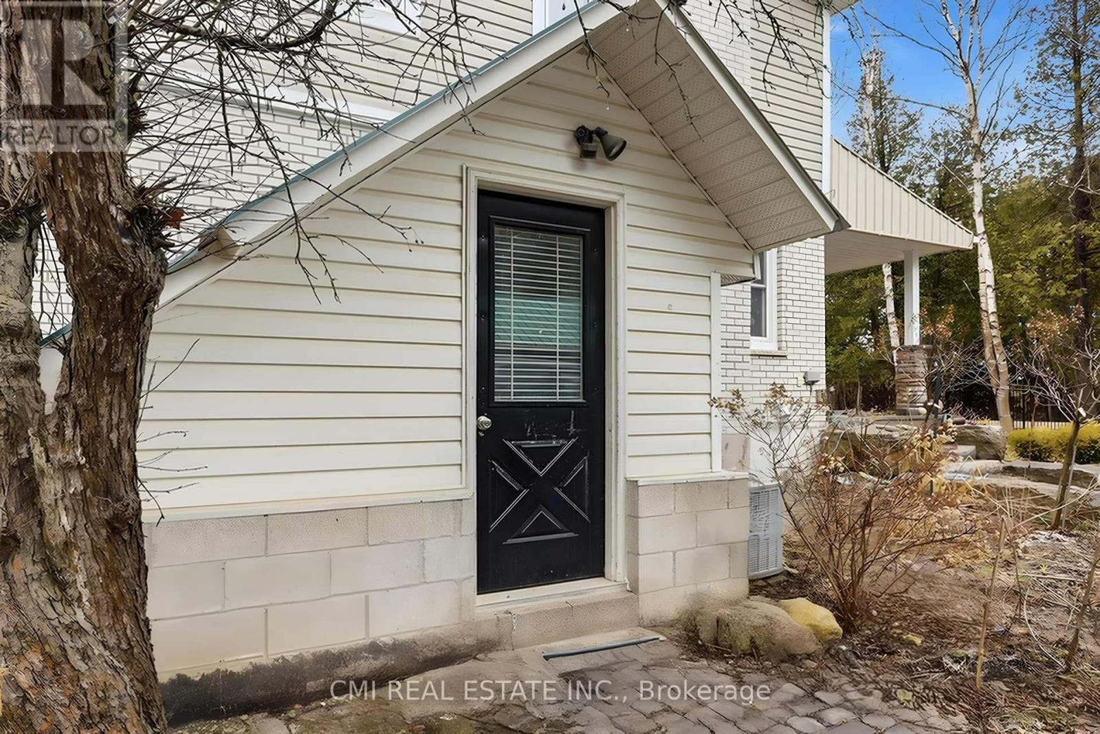 5607 TENTH LINE photo 5