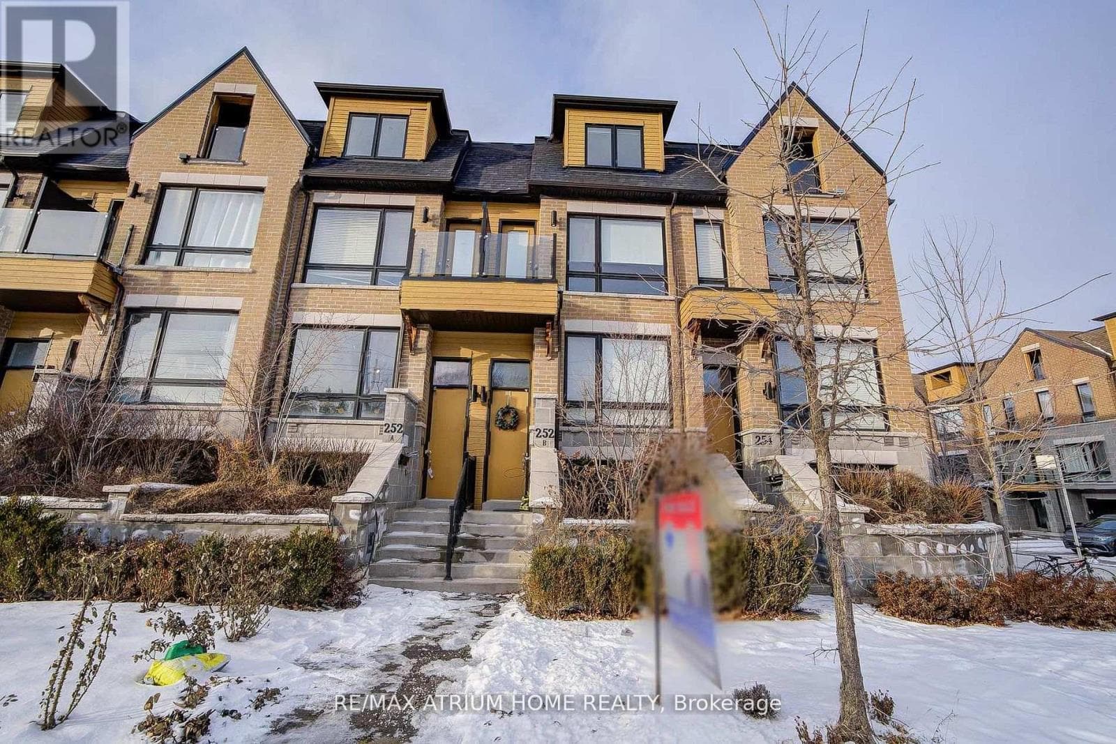252B FINCH AVENUE E photo 2