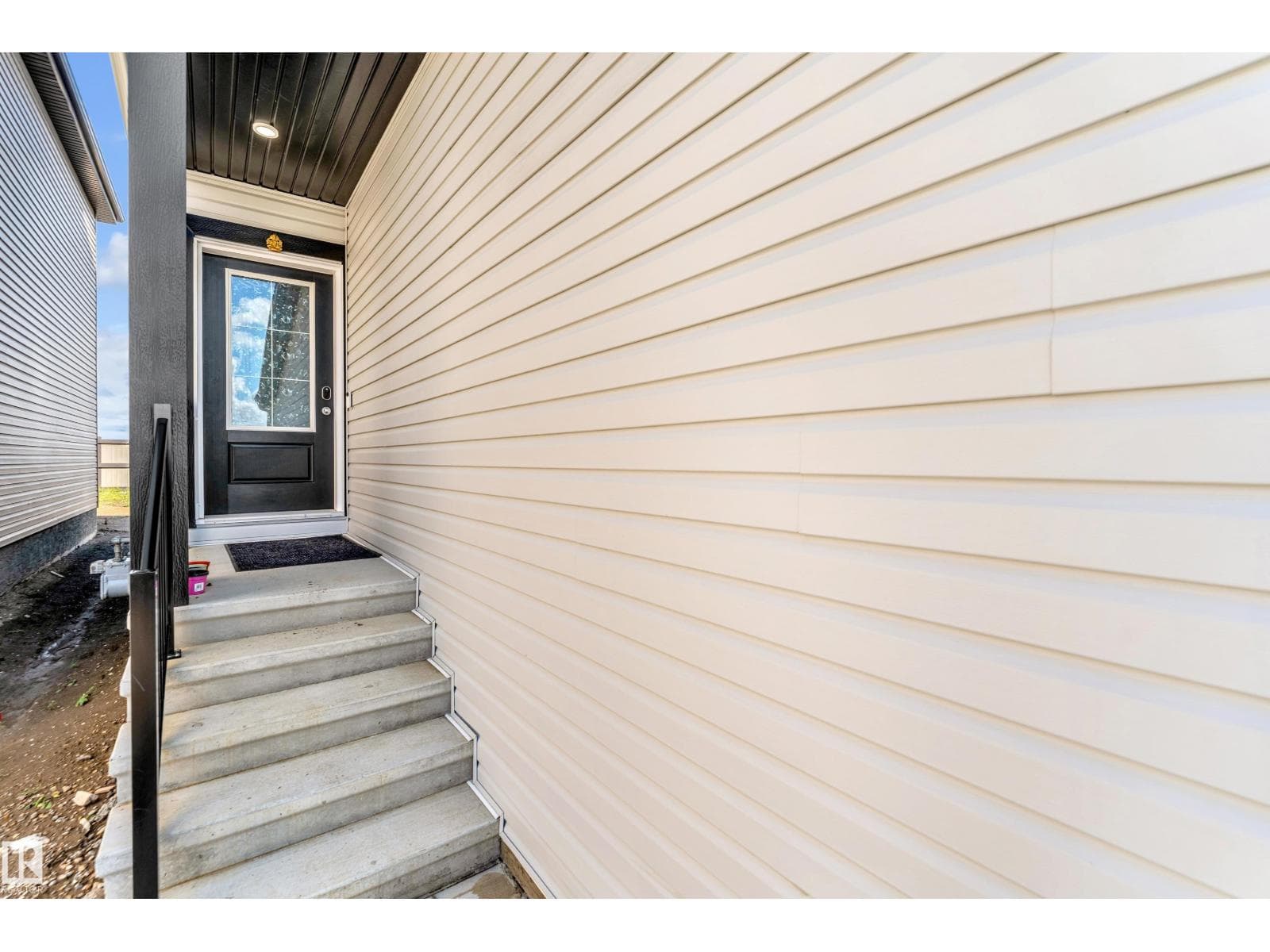 4610 72 AV photo 2