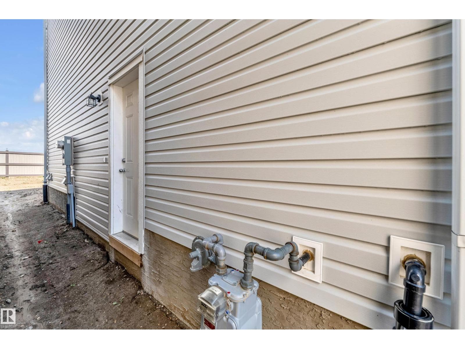 4610 72 AV photo 3