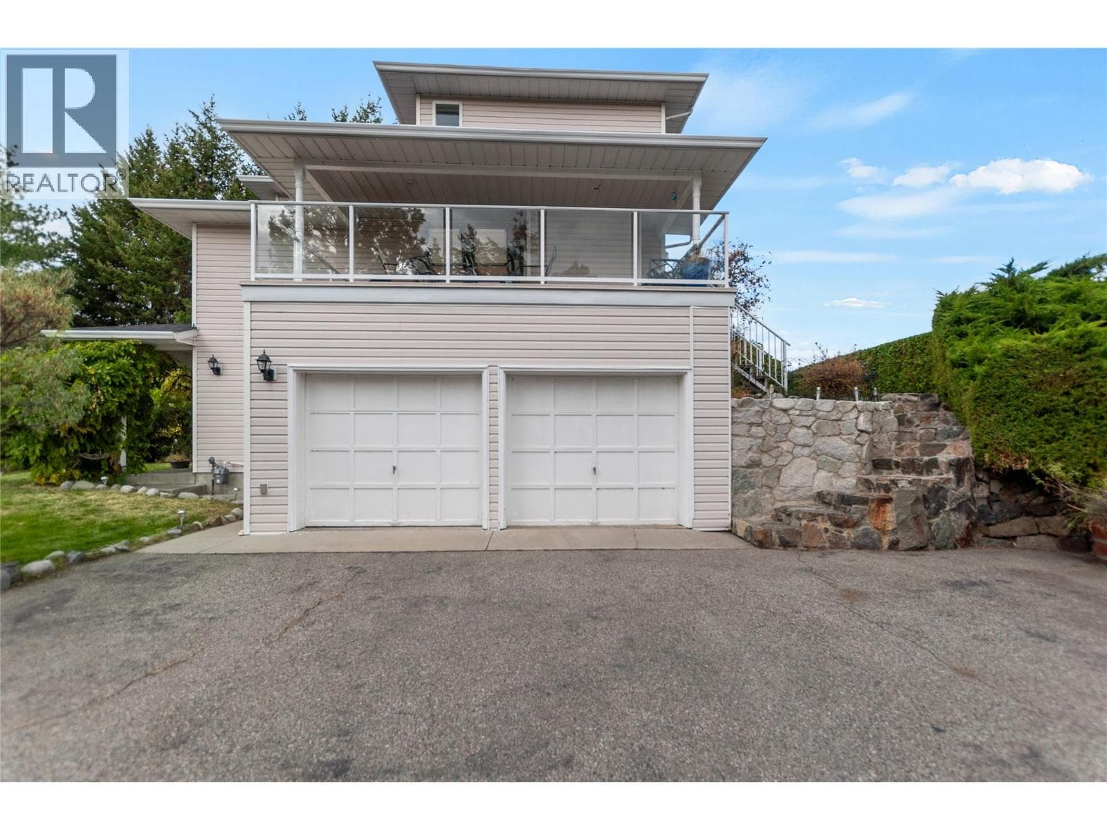 100 Spruce Avenue photo 3