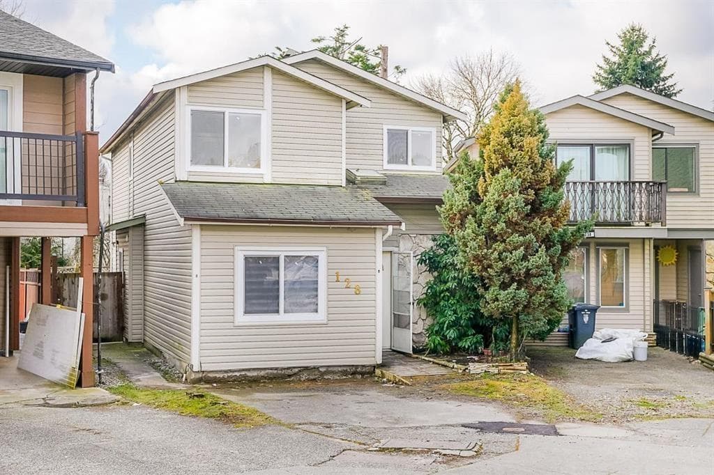128 SPRINGFIELD DRIVE photo 2