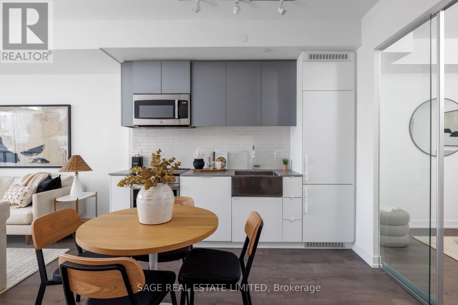 327 - 270 DUFFERIN STREET photo 5