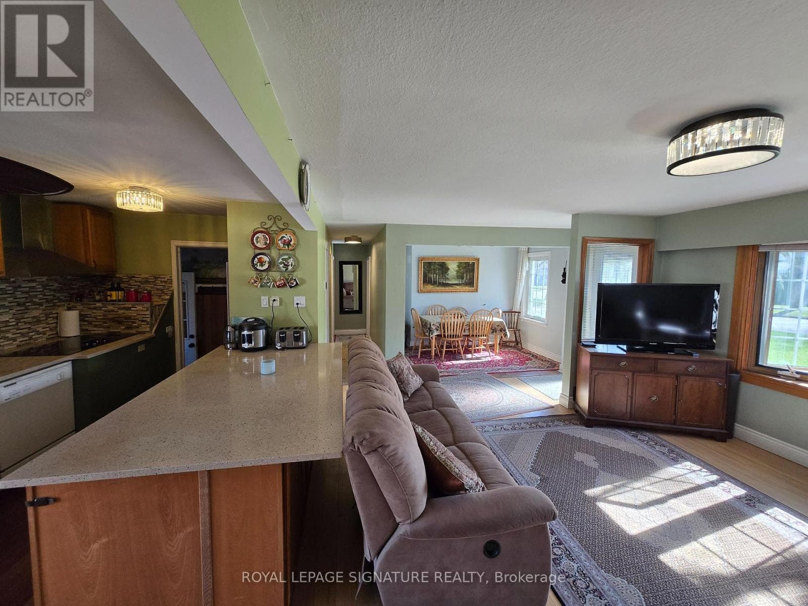 601 CONACHER DRIVE photo 4