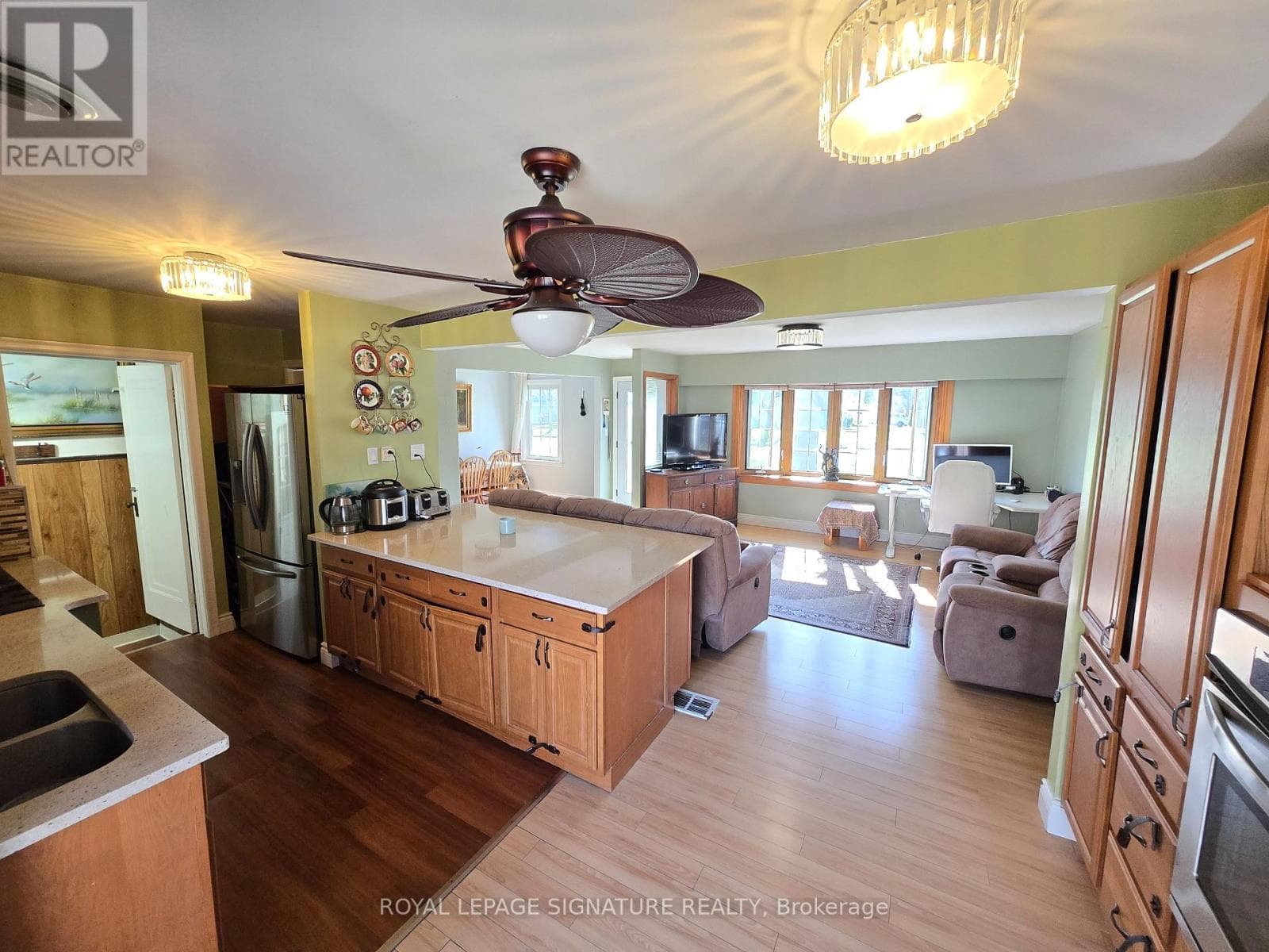 601 CONACHER DRIVE photo 2