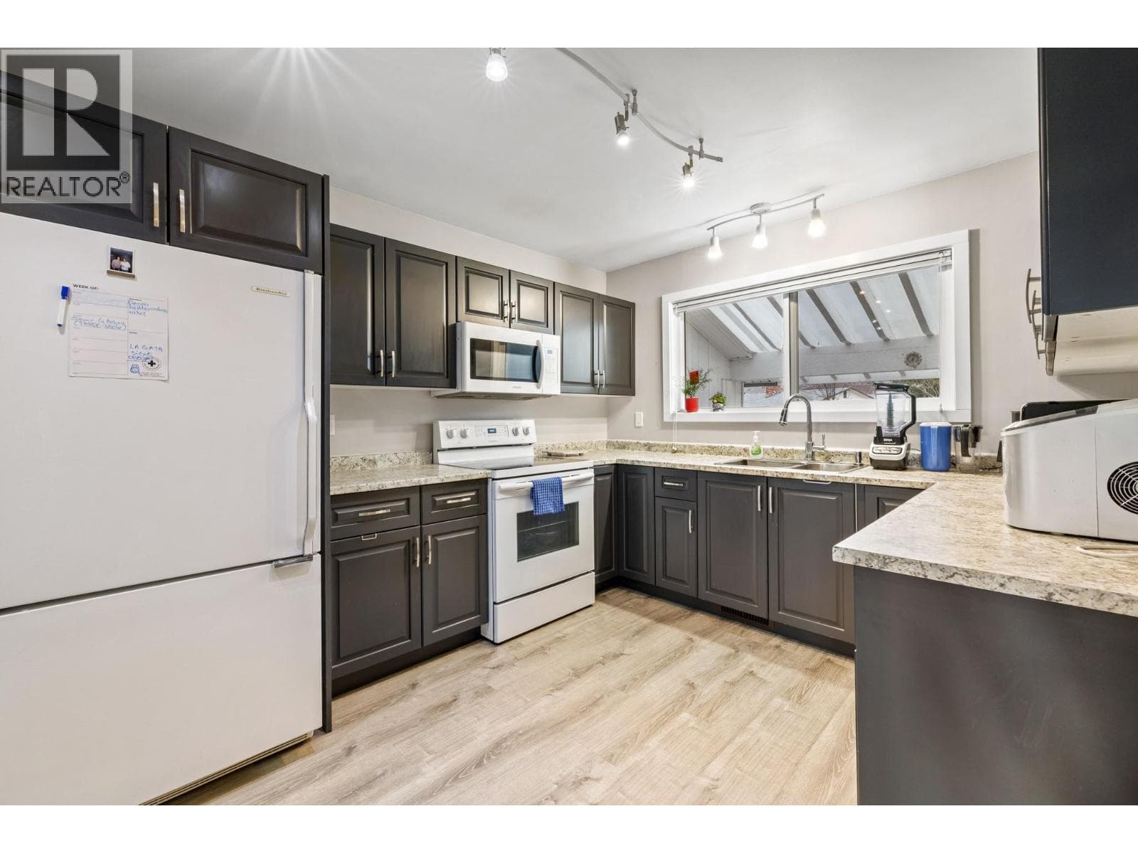 870 Dougall Road S photo 2
