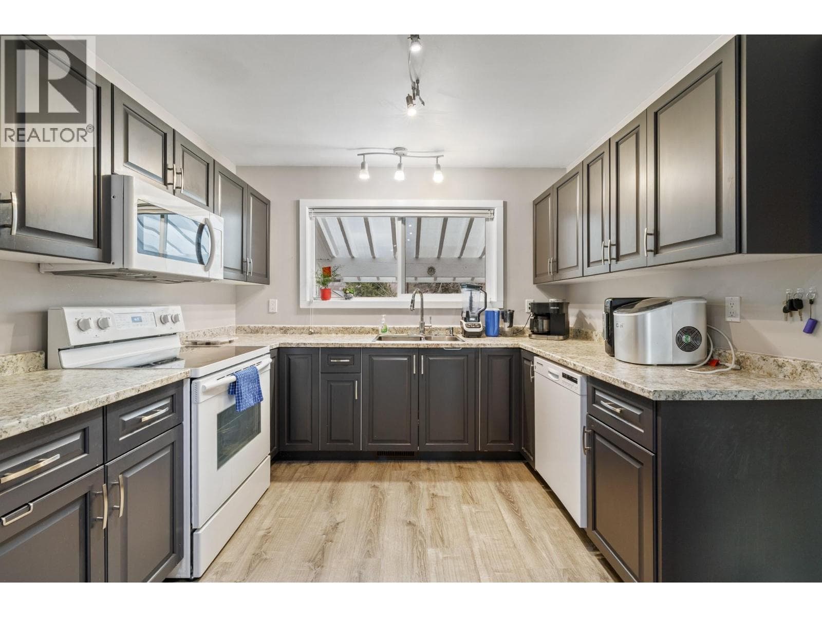 870 Dougall Road S photo 3
