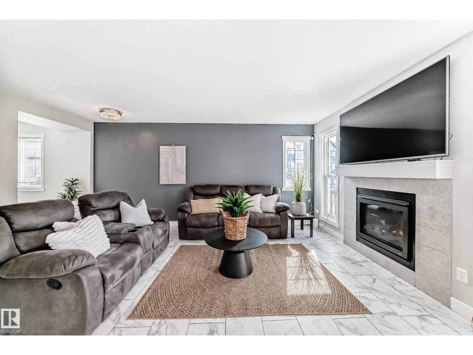 4404 6 ST NW photo 3
