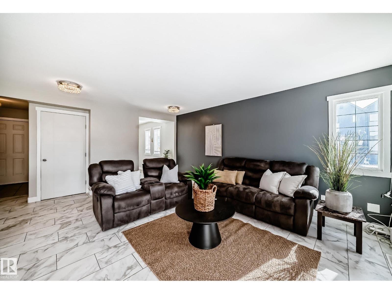 4404 6 ST NW photo 4