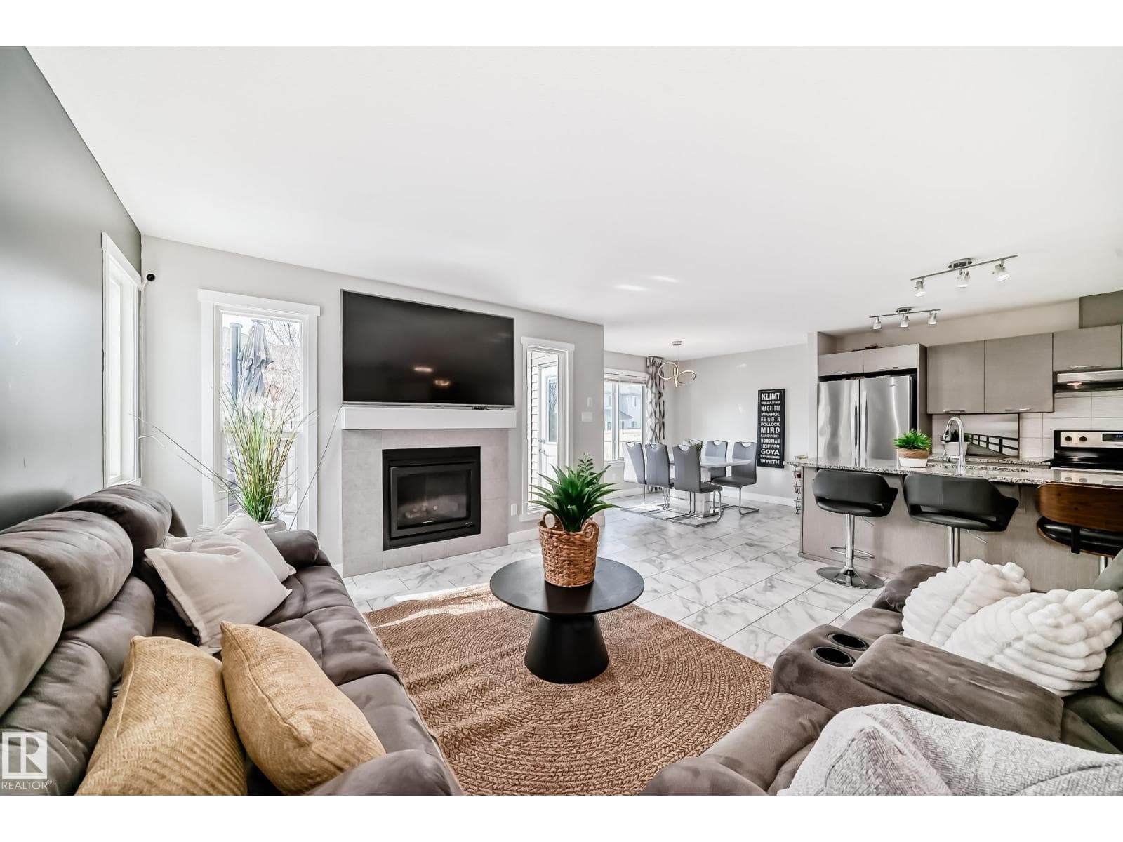 4404 6 ST NW photo 5