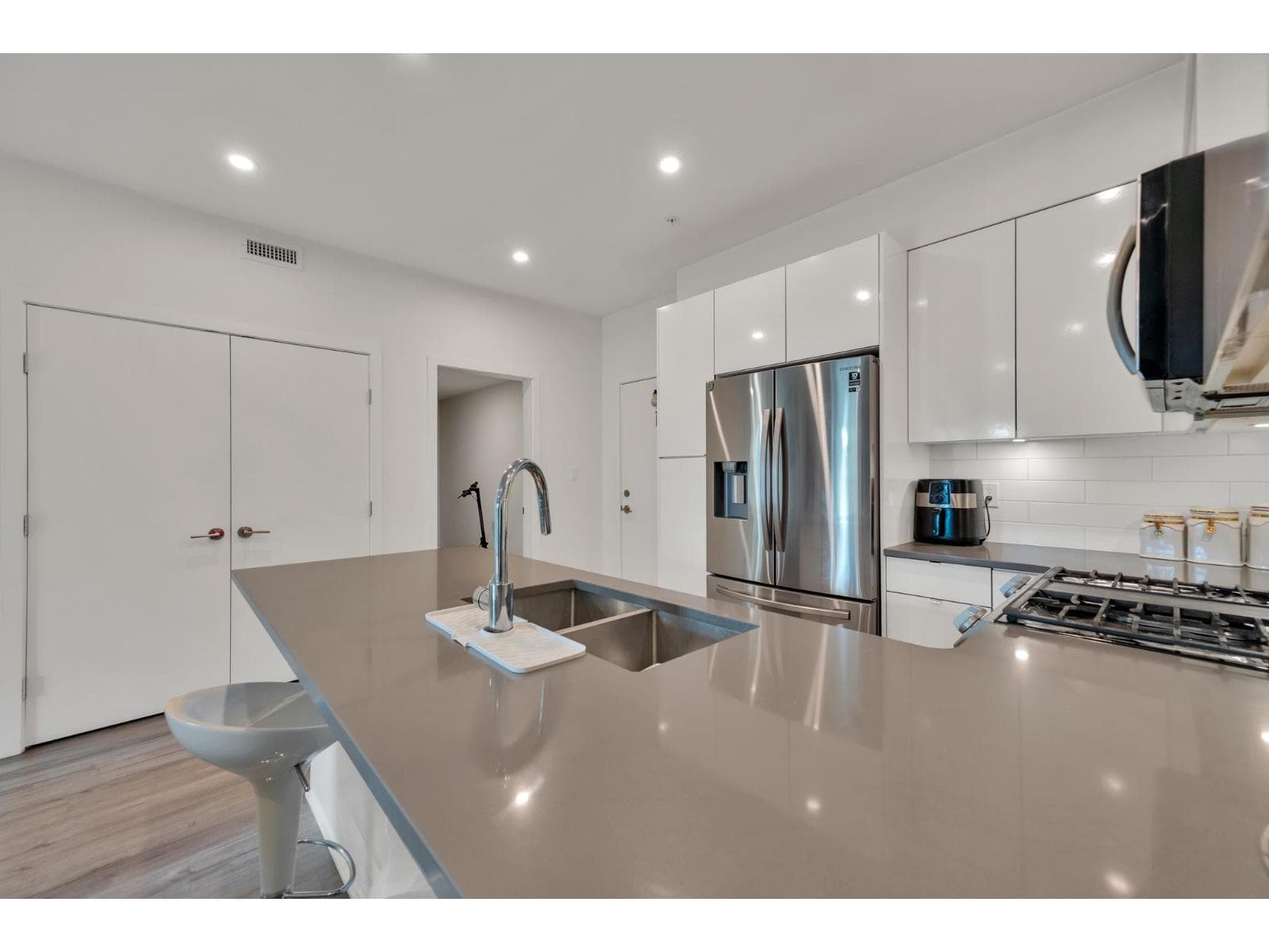 302 2649 JAMES STREET photo 4