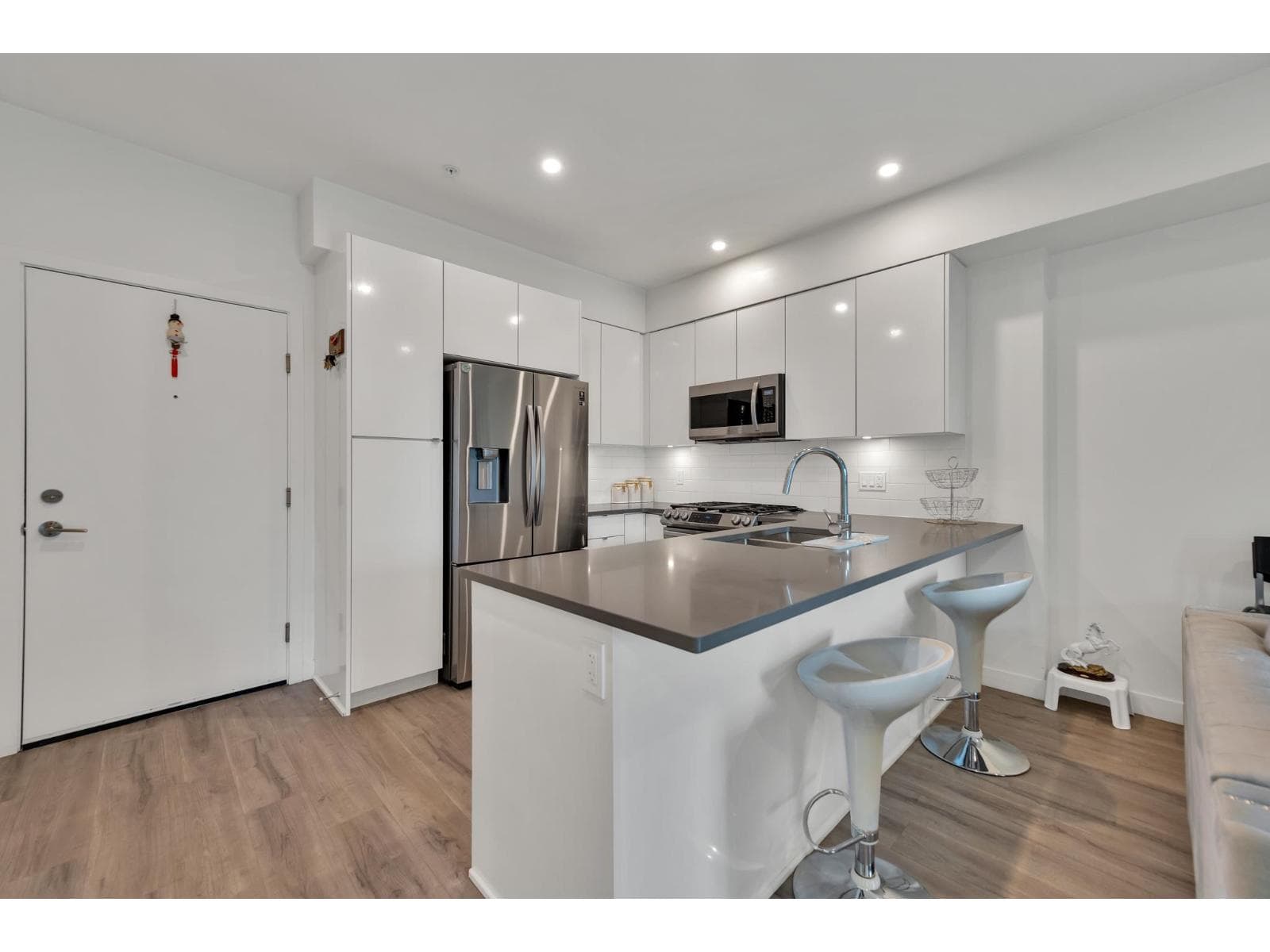 302 2649 JAMES STREET photo 5