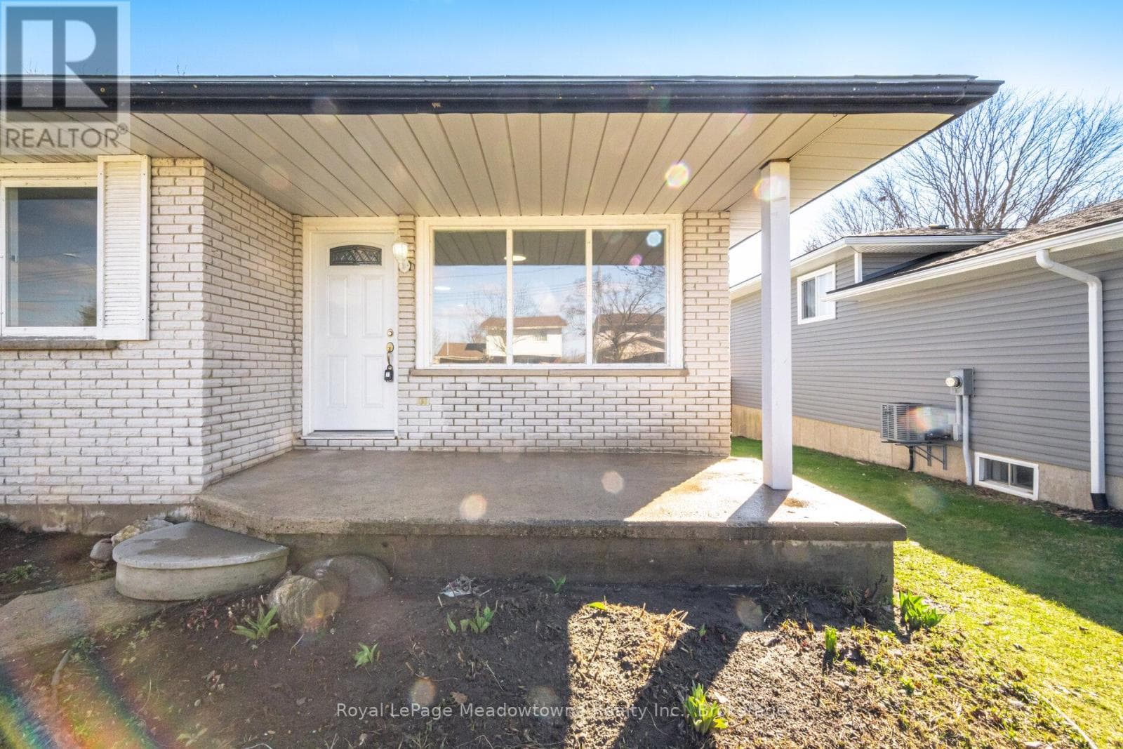 680 RAGLAN STREET photo 2