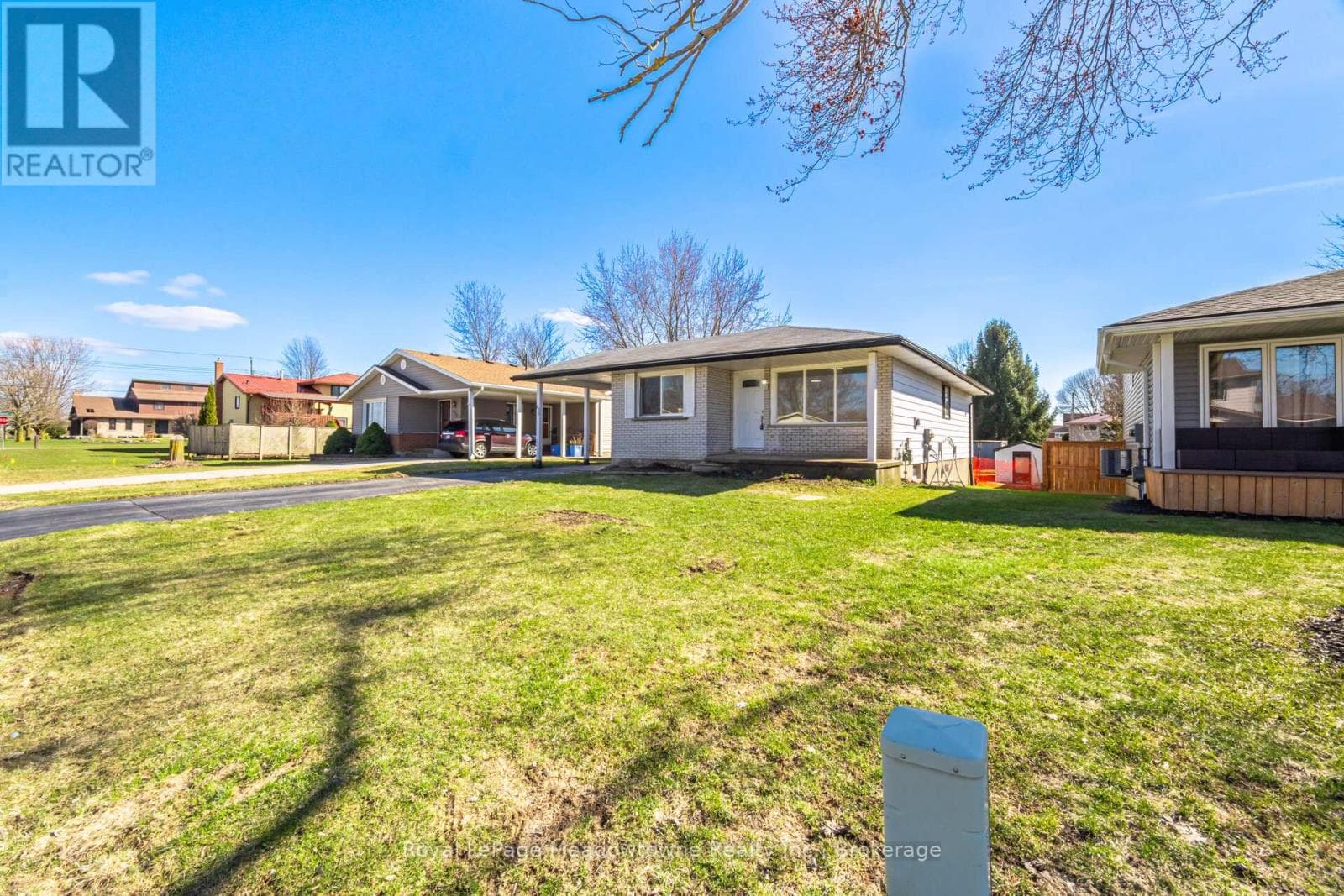 680 RAGLAN STREET photo 3