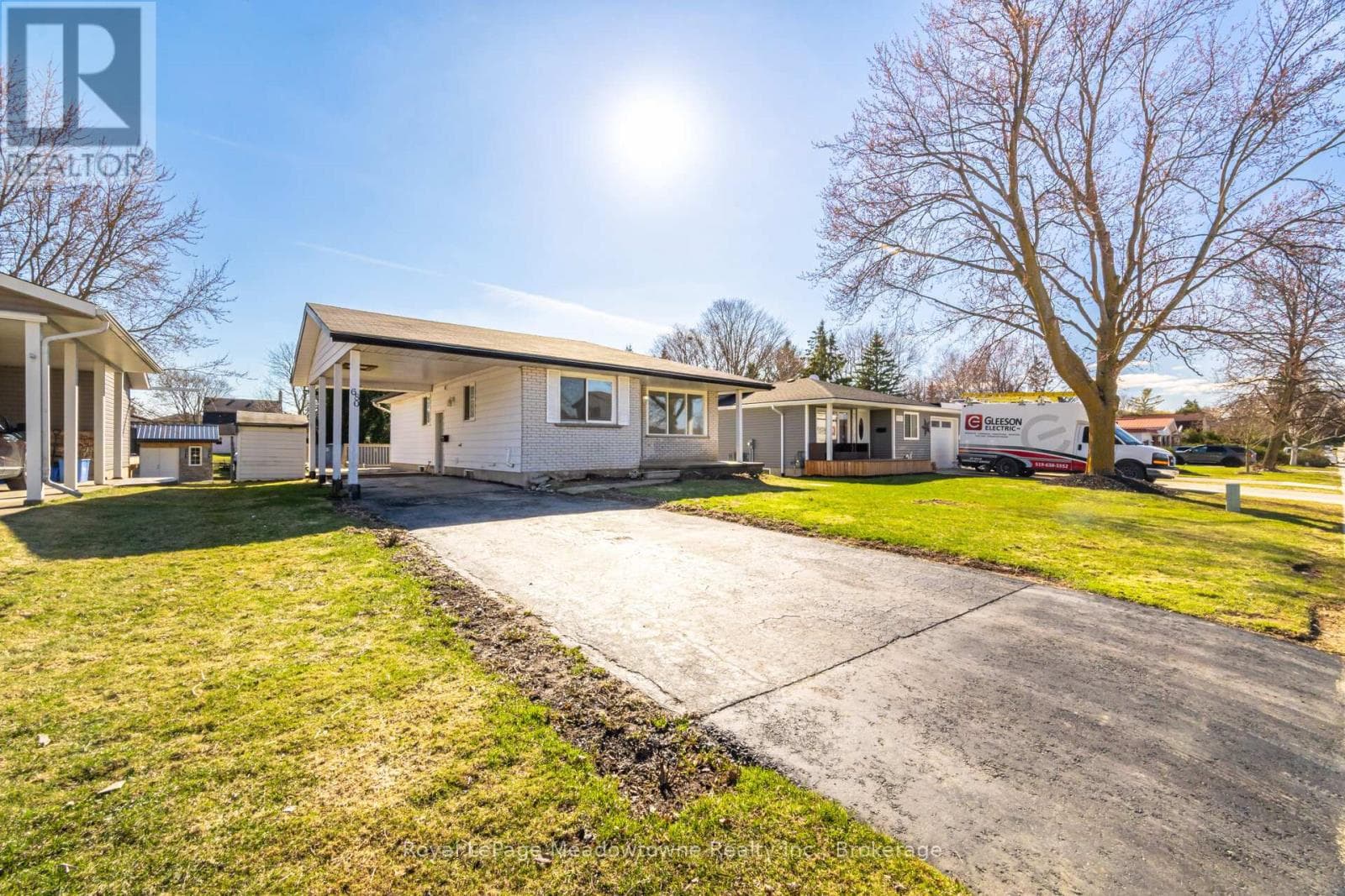 680 RAGLAN STREET photo 4